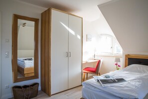 2 bedrooms, in-room safe, desk, iron/ironing board