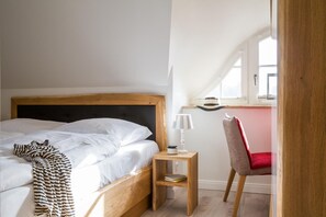 2 bedrooms, in-room safe, desk, iron/ironing board