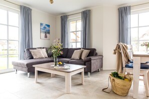 TV, caminetto, lettore DVD, impianto stereo