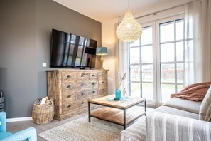 Fernseher, Kamin, Stereoanlage