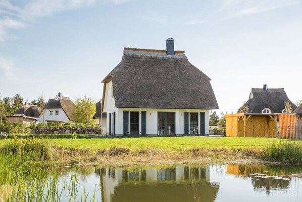 Unclassified image, 1 of 33, button