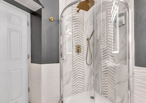 Dusche, Haartrockner, Handtücher, Seife