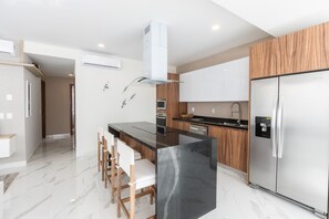 Réfrigérateur, four, plaque de cuisson, tables à manger