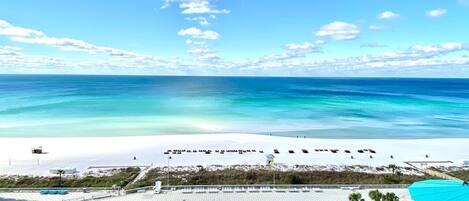 Ubicación cercana a la playa, tumbonas y toallas de playa
