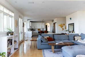 Smart TV, fireplace, ping pong, books