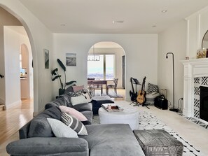 Smart TV, fireplace, ping pong, books