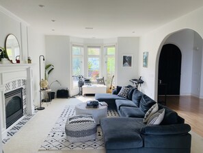 Smart TV, fireplace, ping pong, books