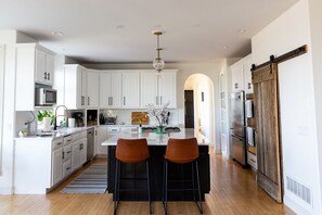 Fridge, microwave, oven, stovetop - 🏔Views for Days! Welcome to the Missoula Lookout! 🏔 (Missoula)