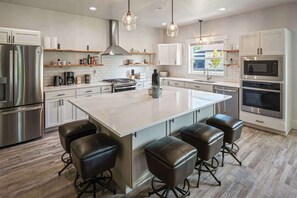 Réfrigérateur, four à micro-ondes, un four, surface de cuisson