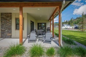 Outdoor dining - Family Home | Marina, Dover Bay | Extended Stays (Dover)