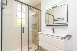Dusche, Haartrockner, Handtücher