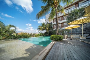 Una piscina cubierta, una piscina al aire libre