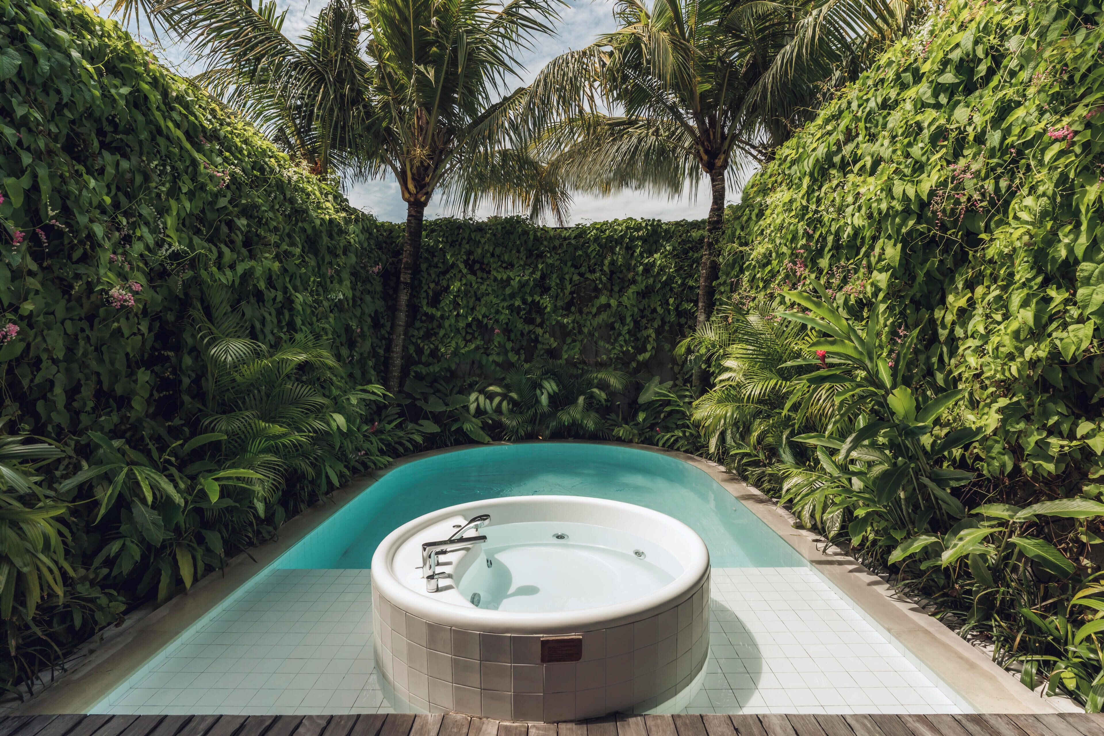 Una piscina cubierta, una piscina al aire libre