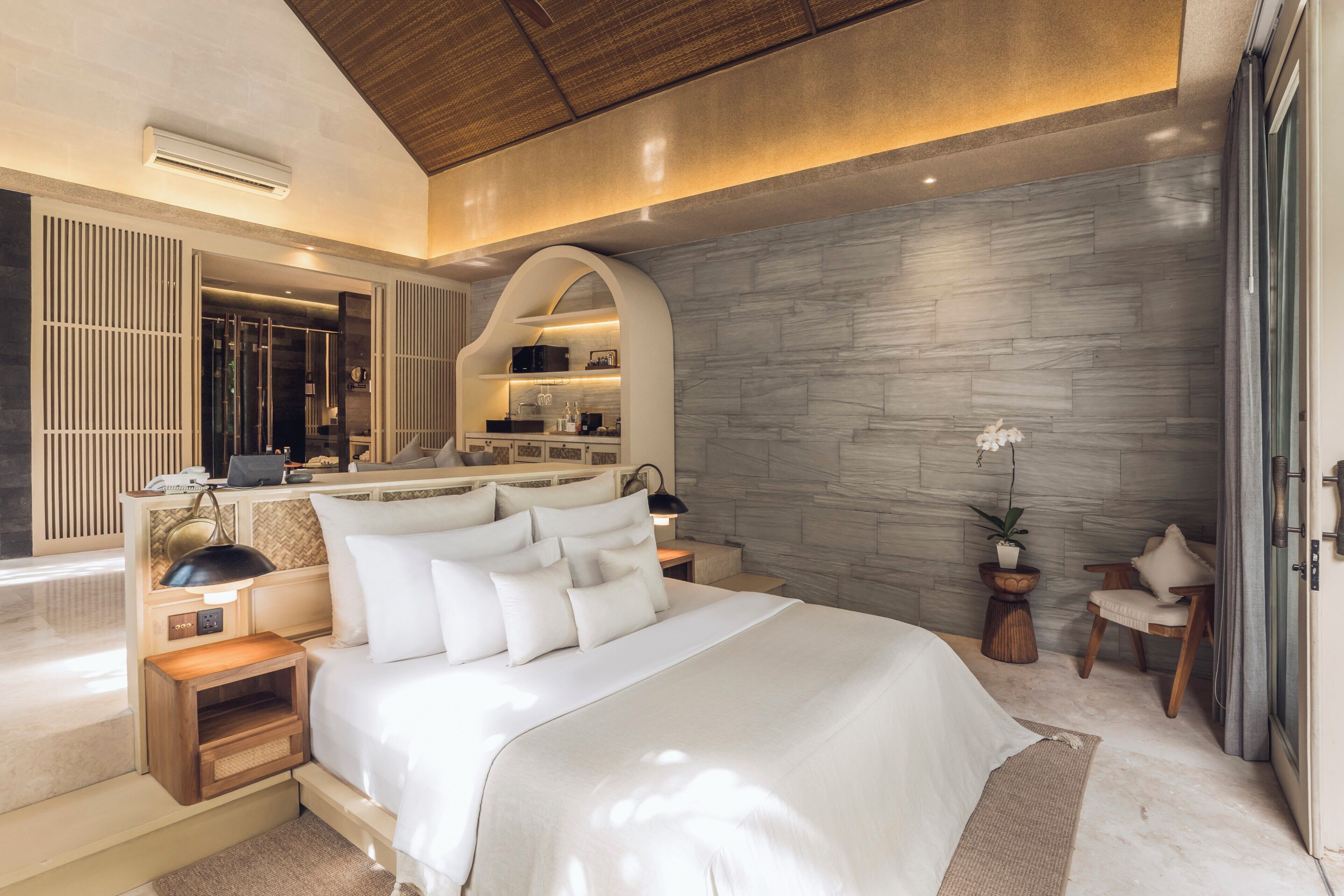 Ylelliset vuodevaatteet, minibaari, tallelokero huoneessa