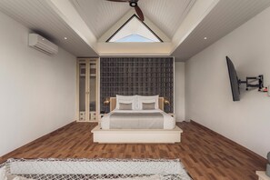 Smart Loft One Bedroom Villa with Private Pool & Jacuzzi | Premium bedding, minibar, in-room safe, individually furnished