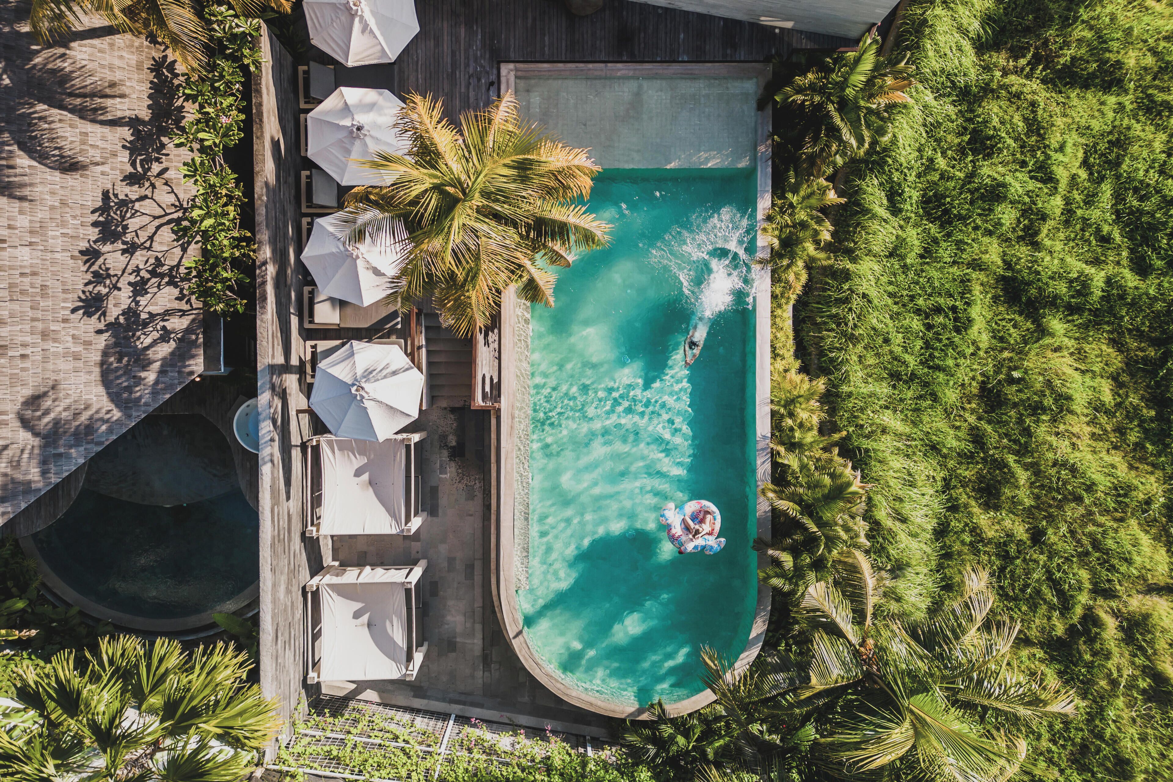 Kolam renang indoor dan kolam renang outdoor