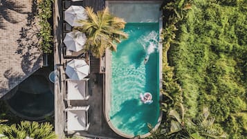 Kolam renang indoor dan kolam renang outdoor