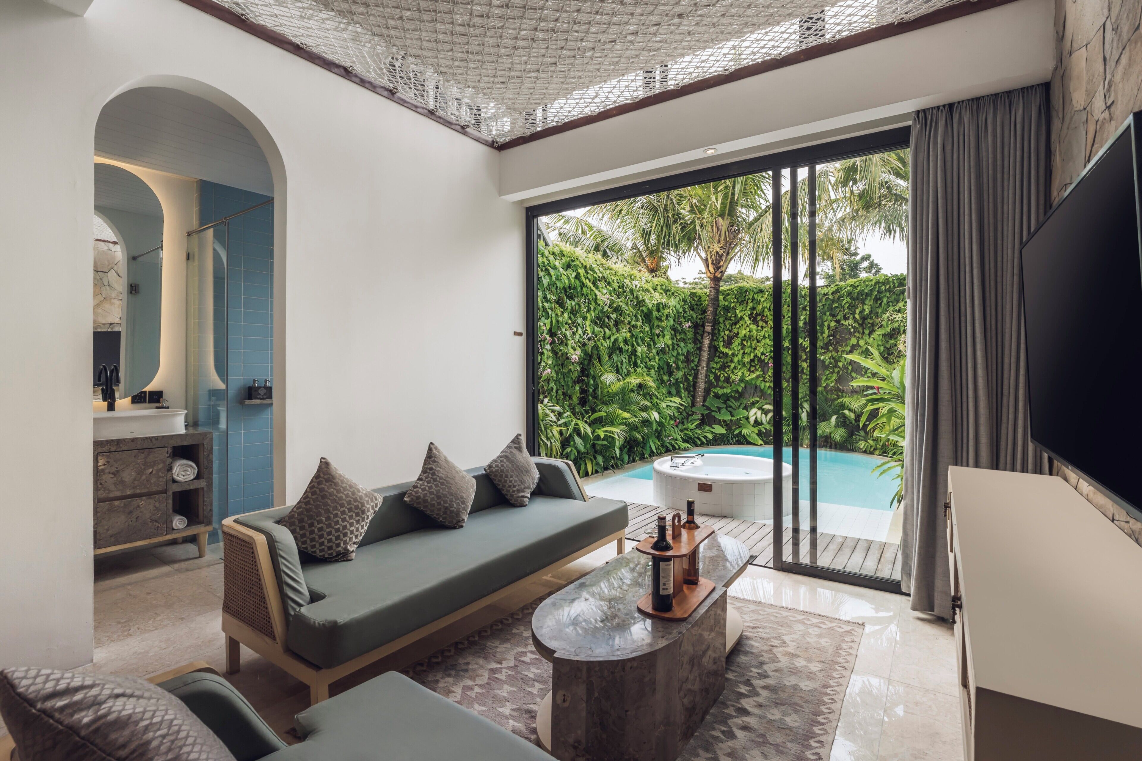 Smart Loft One Bedroom Villa with Private Pool & Jacuzzi | Vardagsrum | 50-tums LED-tv med digitalkanaler, Netflix och streamingtjänster