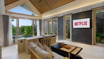 Villa, 1 habitación, alberca privada (Royal Smart with Hot tub) | Área de sala de estar | Televisión LED de 50 pulgadas con canales digitales y Netflix