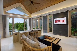 Royal Smart 1 Bedroom Villa with Private Pool & Hot Tub | Area keluarga | Televisi LED 50-inci dengan saluran TV digital dan Netflix