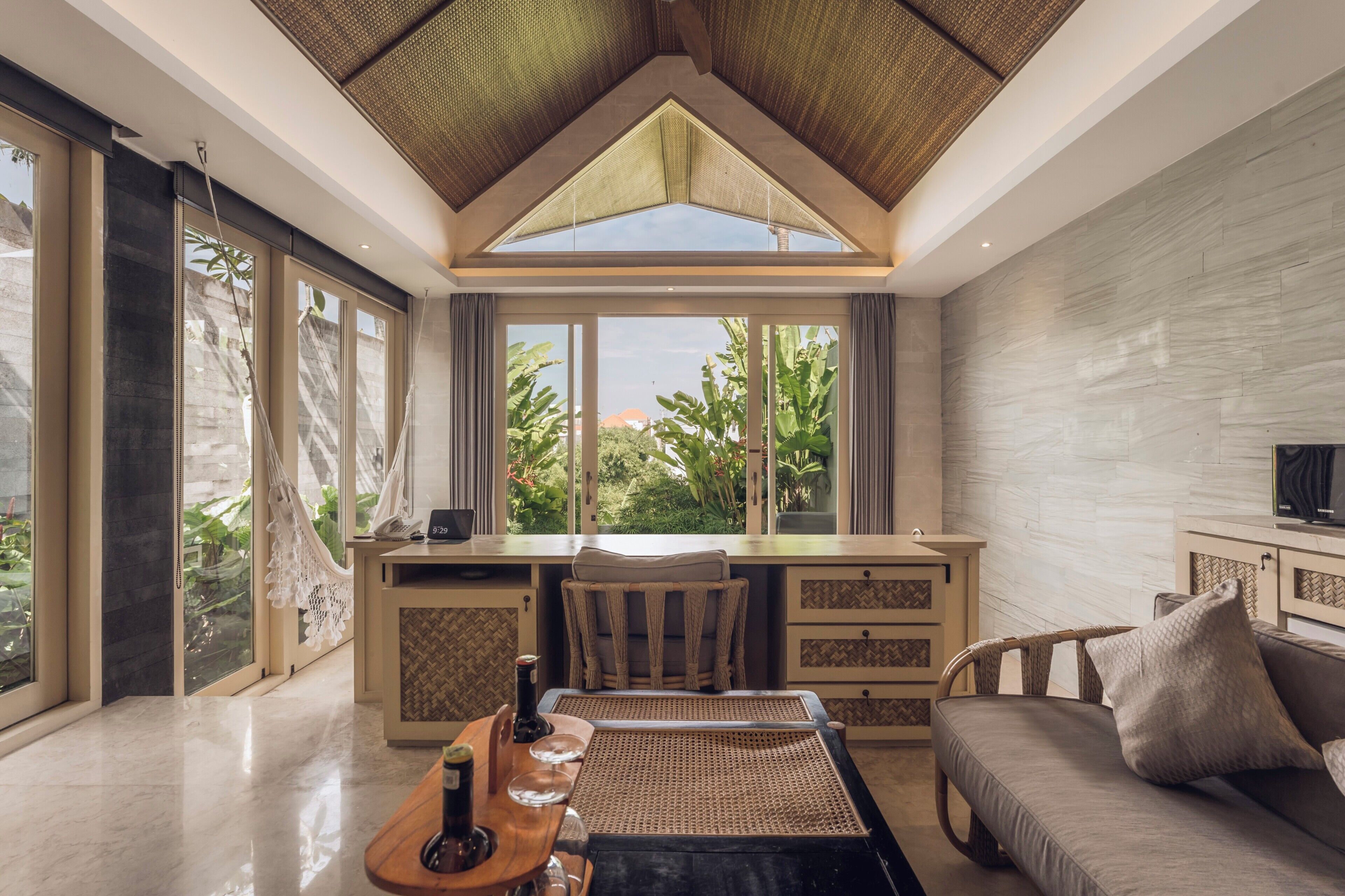 Villa, 1 habitación, piscina privada (Royal Smart with Hot tub) | Zona de estar | Televisión LED de 50 pulgadas con canales digitales, Netflix