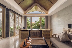 Villa, 1 habitación, piscina privada (Royal Smart with Hot tub) | Zona de estar | Televisión LED de 50 pulgadas con canales digitales, Netflix