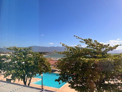 Our beautiful apartment over looks the ocean and as 24 hrs security.