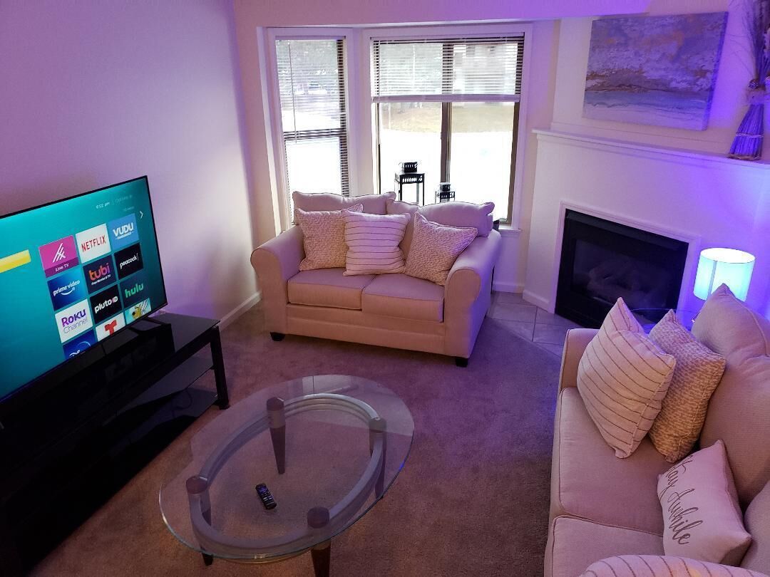 Lakeview Cozy Townhouse - 5 min from Hall Road