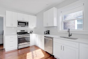 Réfrigérateur, micro-ondes, four, lave-vaisselle