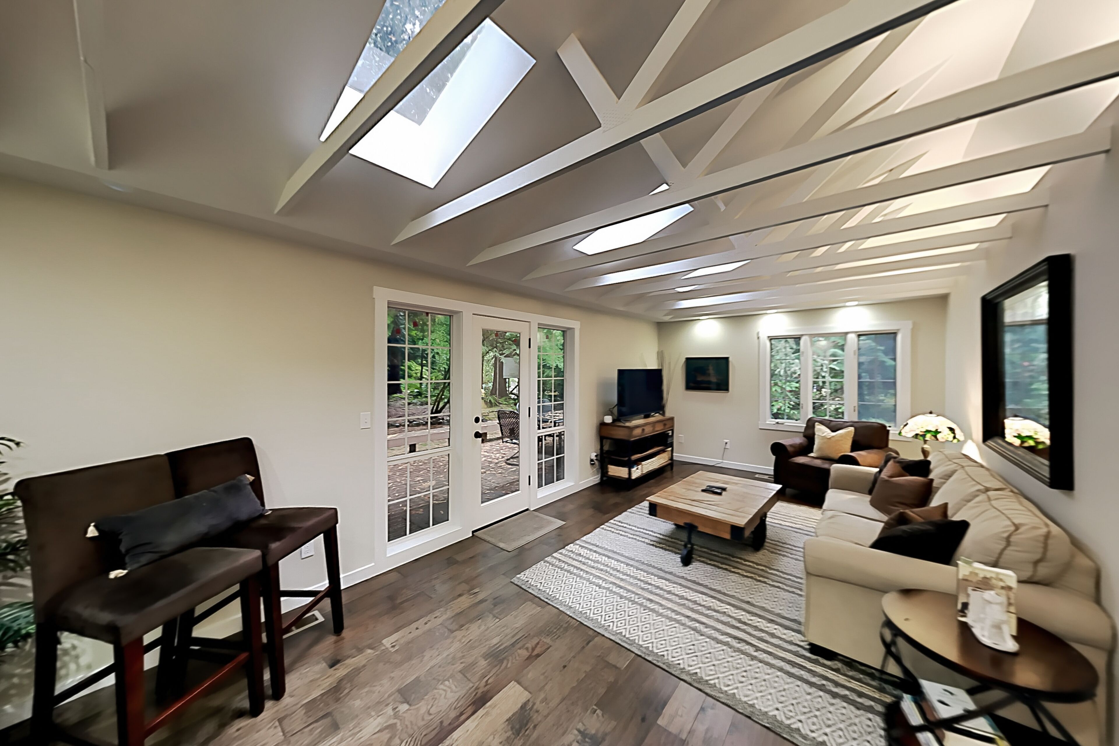 Serene 1-Acre Retreat with Gourmet Kitchen - Grill, Alfresco Dining & Firepit