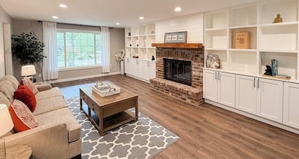 Serene 1-Acre Retreat with Gourmet Kitchen - Grill, Alfresco Dining & Firepit