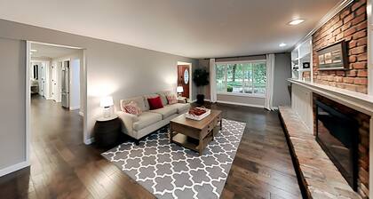 Serene 1-Acre Retreat with Gourmet Kitchen - Grill, Alfresco Dining & Firepit