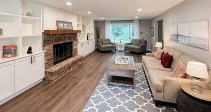Serene 1-Acre Retreat with Gourmet Kitchen - Grill, Alfresco Dining & Firepit