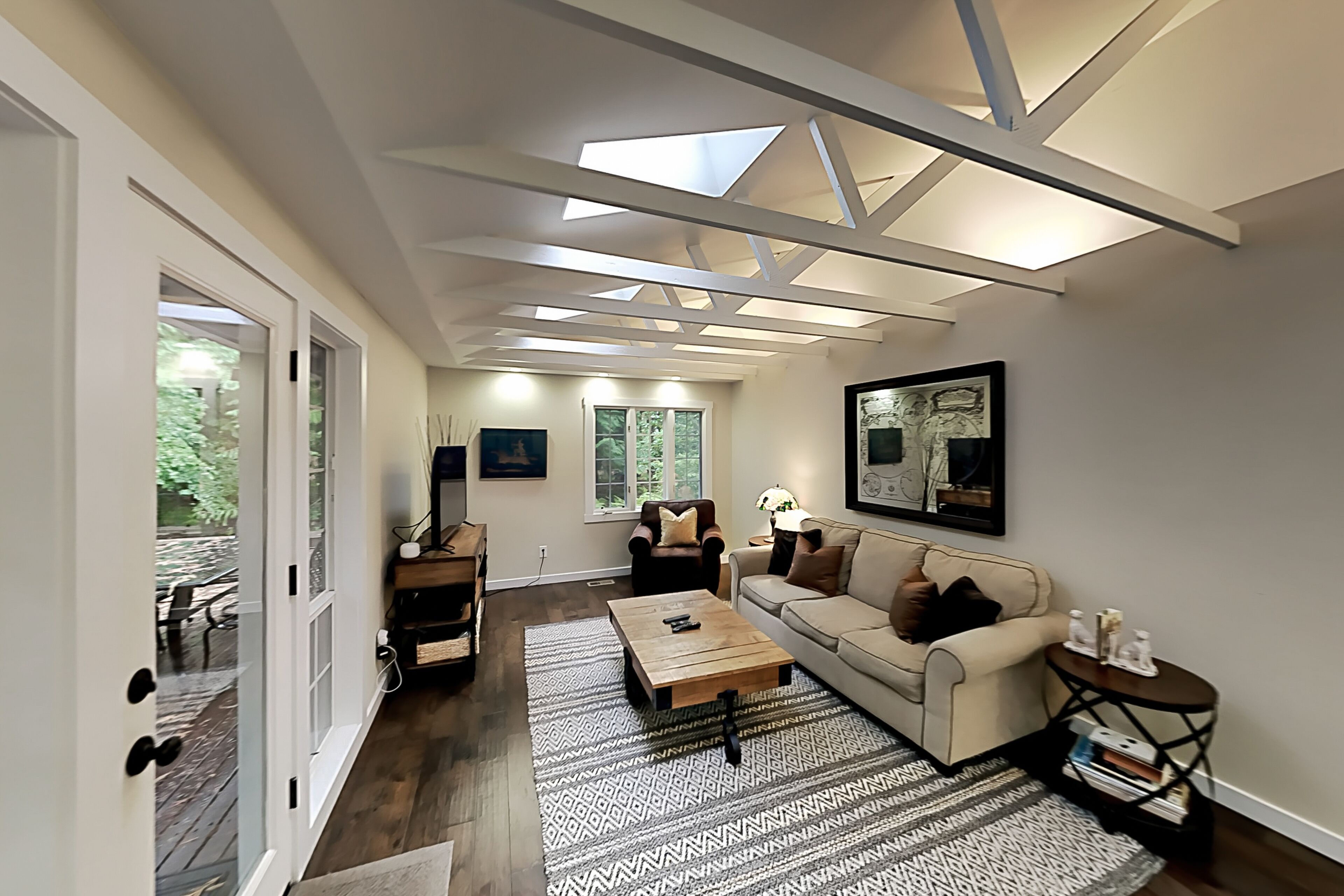 Télévision, lecteur de DVD, espaces bureaux