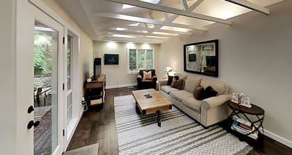 Serene 1-Acre Retreat with Gourmet Kitchen - Grill, Alfresco Dining & Firepit