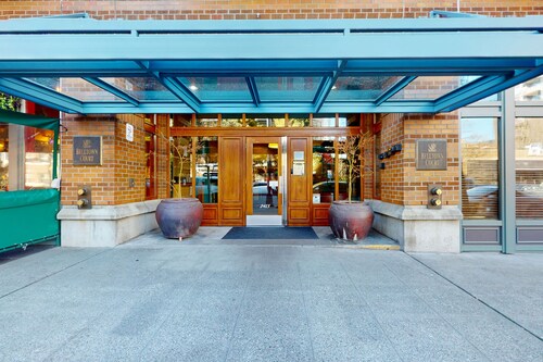 Chic Getaway | Pool, Hot Tub, Sauna, Gym | Walk to Eateries, Shops & Parks