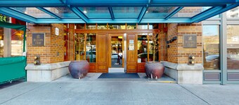 Chic Getaway | Pool, Hot Tub, Sauna, Gym | Walk to Eateries, Shops & Parks