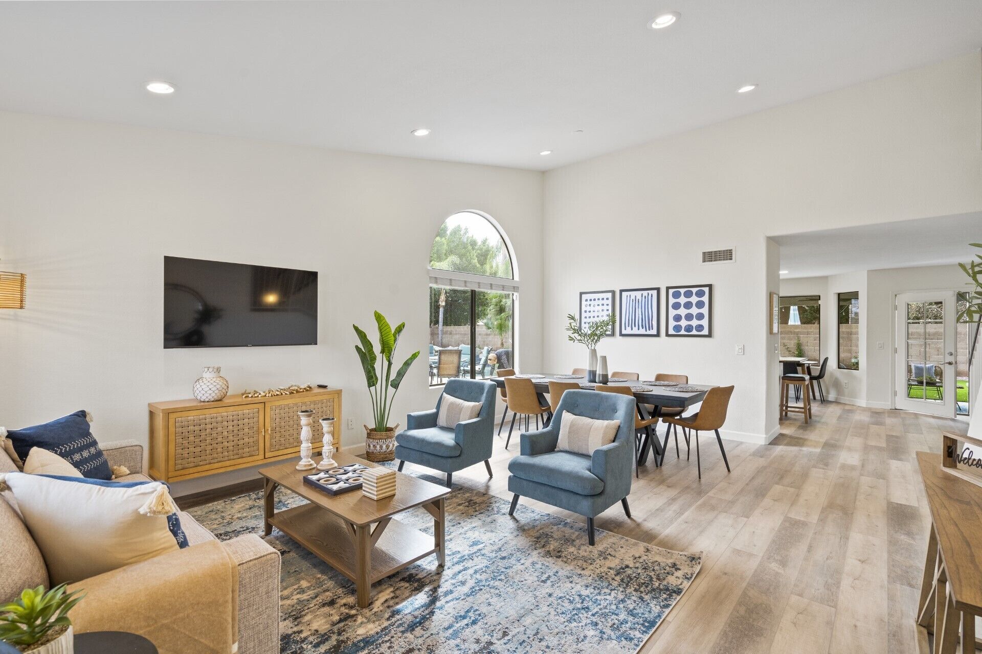 Downtown Family Retreat - Heated Saltwater Pool& Spa, Golf, Bikes