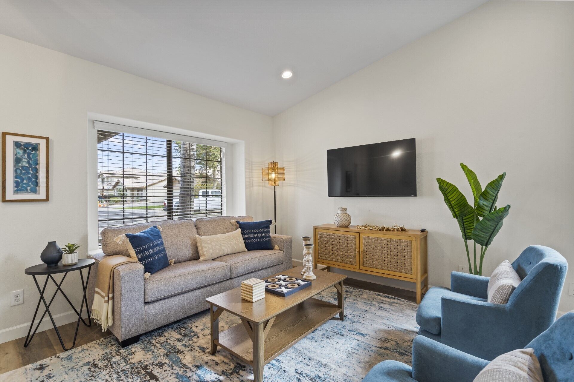 Downtown Family Retreat - Heated Saltwater Pool& Spa, Golf, Bikes