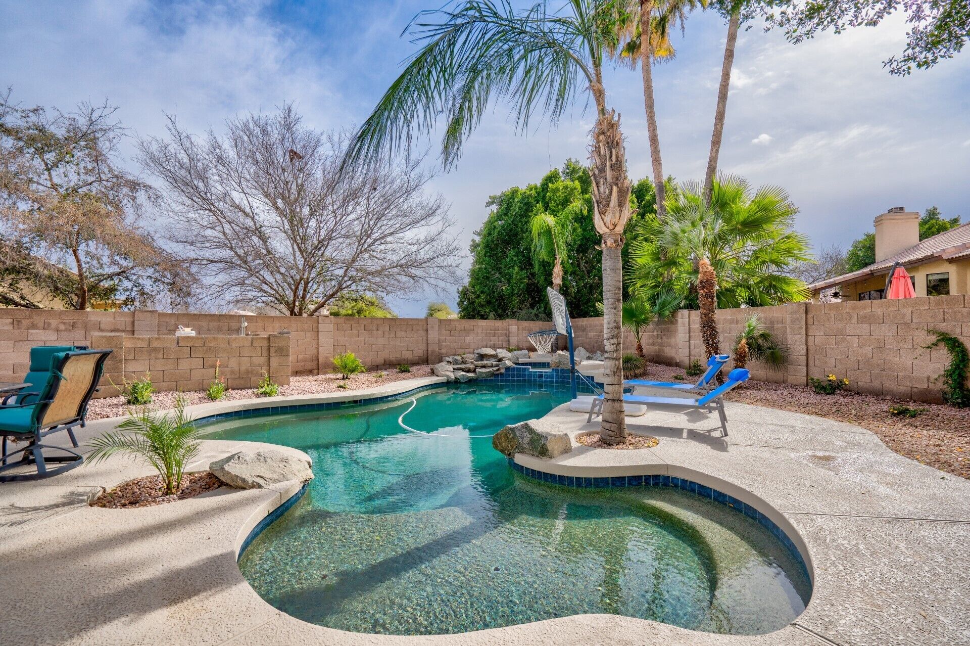 Downtown Family Retreat - Heated Saltwater Pool& Spa, Golf, Bikes