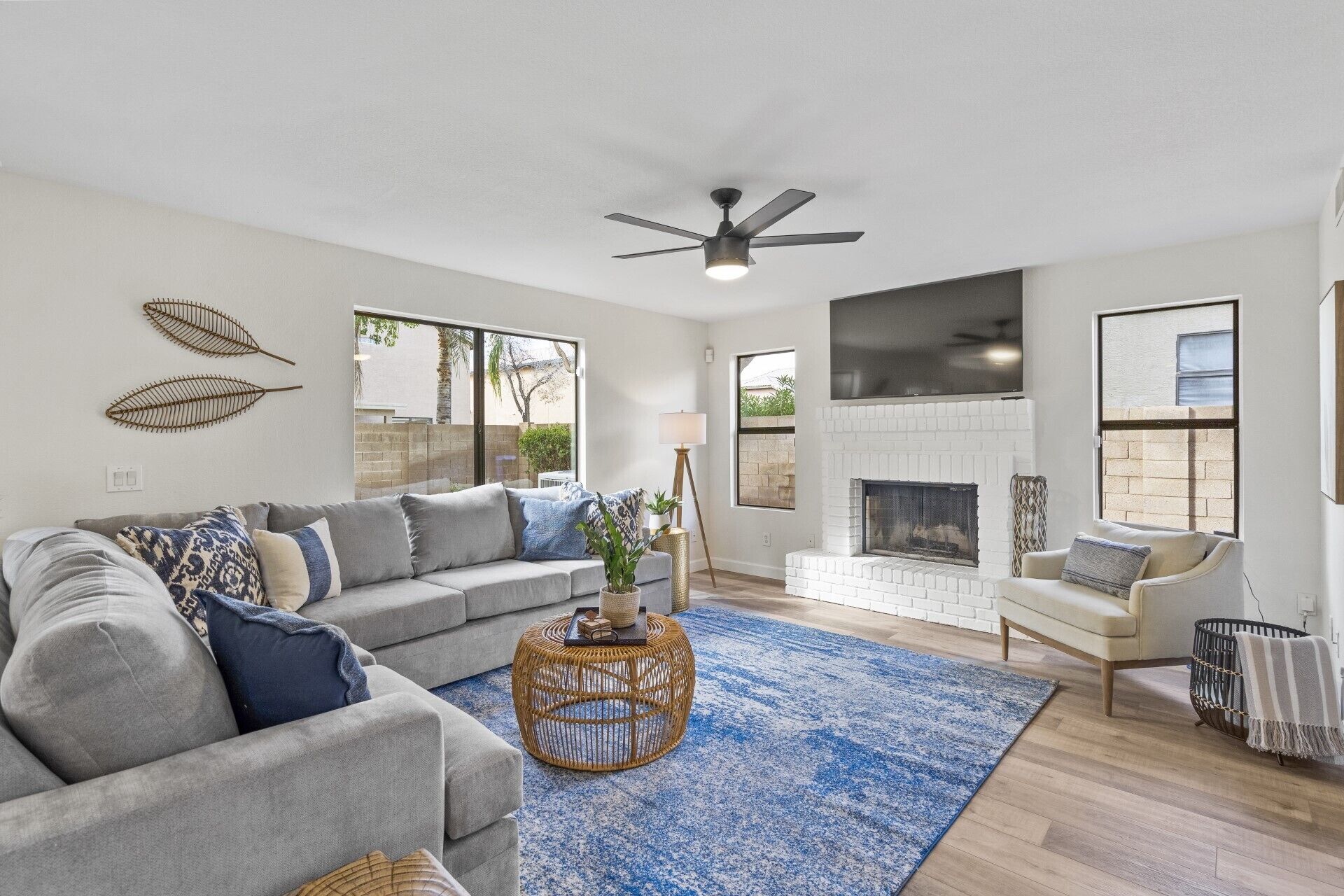 Downtown Family Retreat - Heated Saltwater Pool& Spa, Golf, Bikes