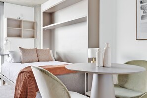 Iron/ironing board, WiFi, bed sheets - Ideal Lincoln Park Studio w/ W/D & Lounge, 2 blocks from L, by Blueground (Chicago)