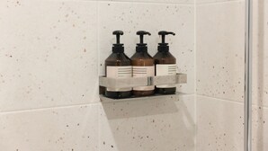 Spa | Phòng tắm | Buồng tắm vòi sen, máy sấy tóc, dép đi trong nhà, khăn tắm 