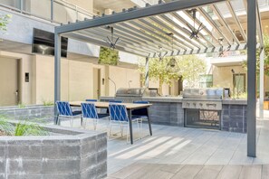 Outdoor dining - Ideal Woodland Hills 2BR w/ Pool & Gym, near Warner Center, by Blueground (Los Angeles)