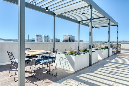 Ideal Woodland Hills 2BR w/ Pool & Gym, near Warner Center, by Blueground