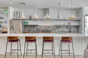 Fridge, microwave, oven, dishwasher - Ideal Woodland Hills 2BR w/ Pool & Gym, near Warner Center, by Blueground (Los Angeles)