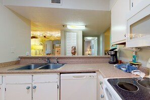 Fridge, microwave, oven, stovetop - Top-Floor Corner Villa with Pools, Tennis & Gym at Hilton Head Resort (Hilton Head)