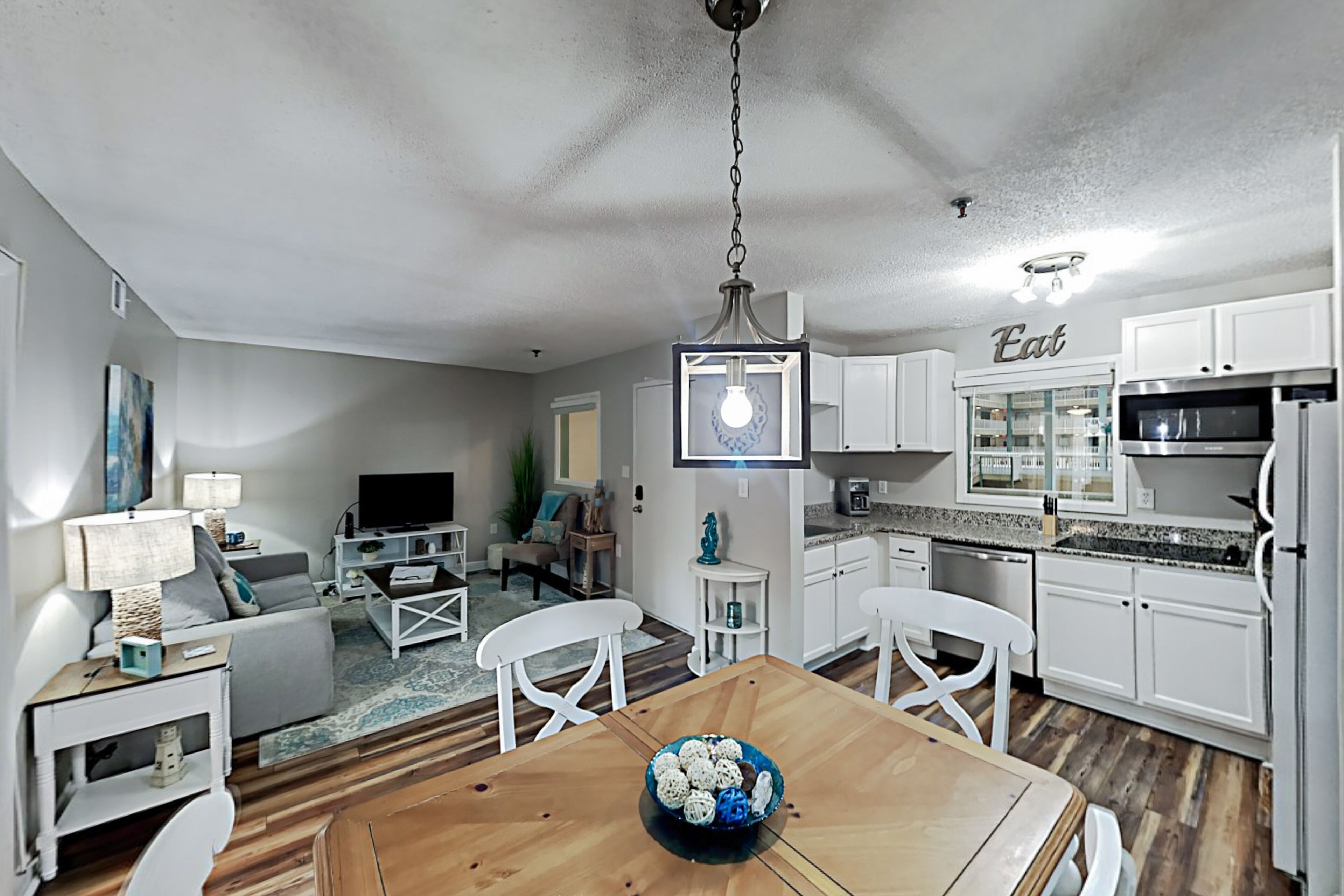 Beautifully appointed condo w/pools, hot tub, beach cabanas, shuttle, bay views