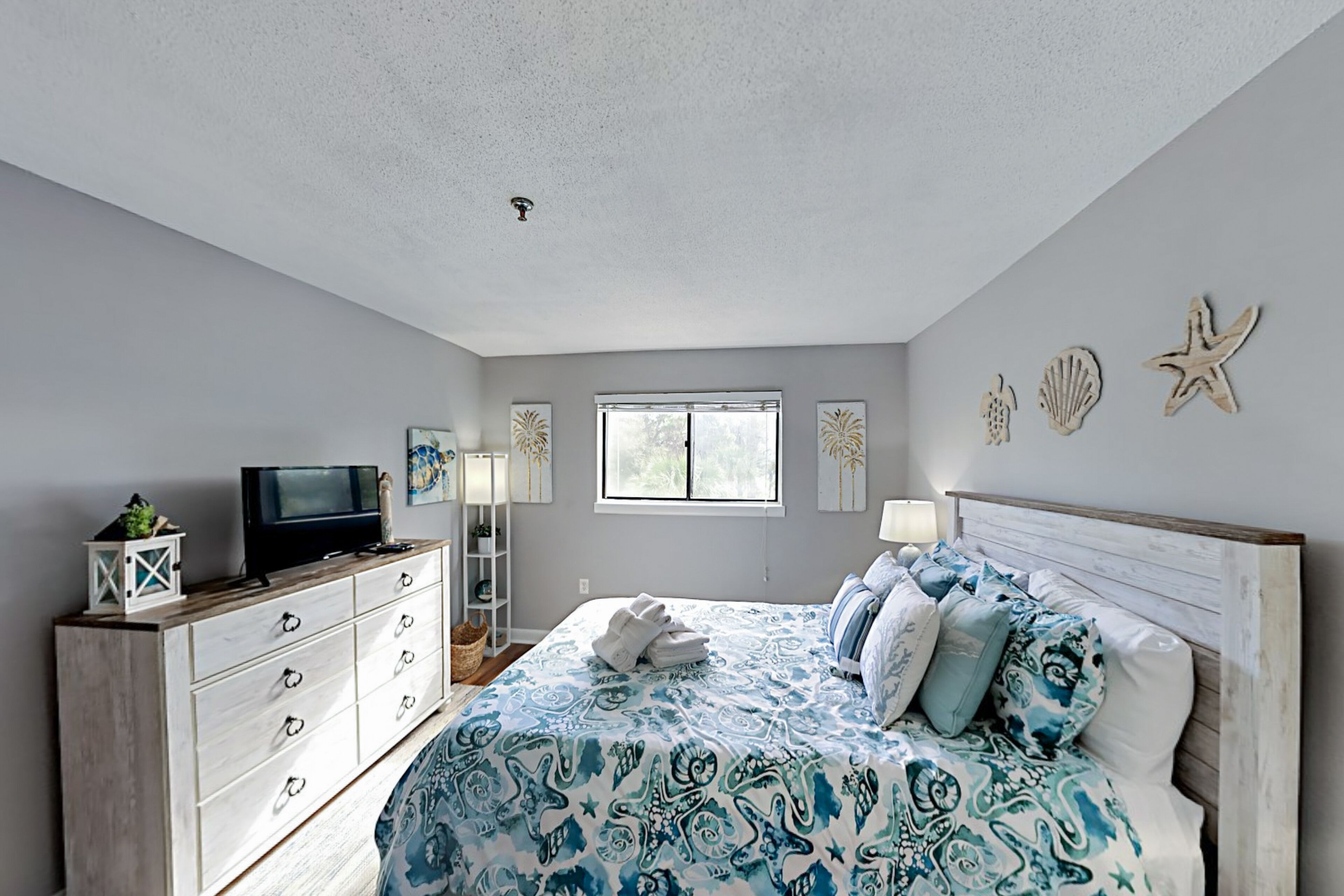 Beautifully appointed condo w/pools, hot tub, beach cabanas, shuttle, bay views