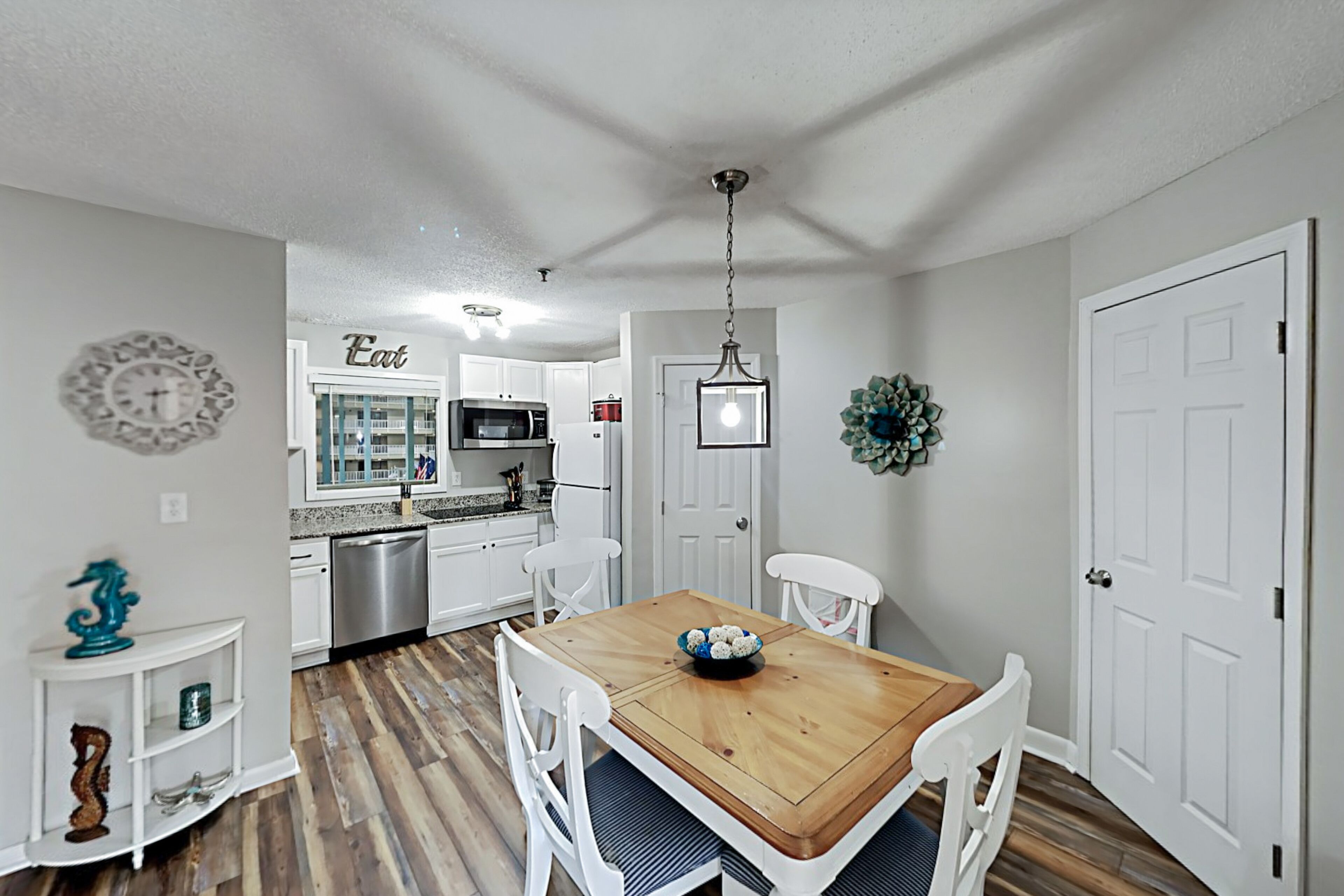 Beautifully appointed condo w/pools, hot tub, beach cabanas, shuttle, bay views